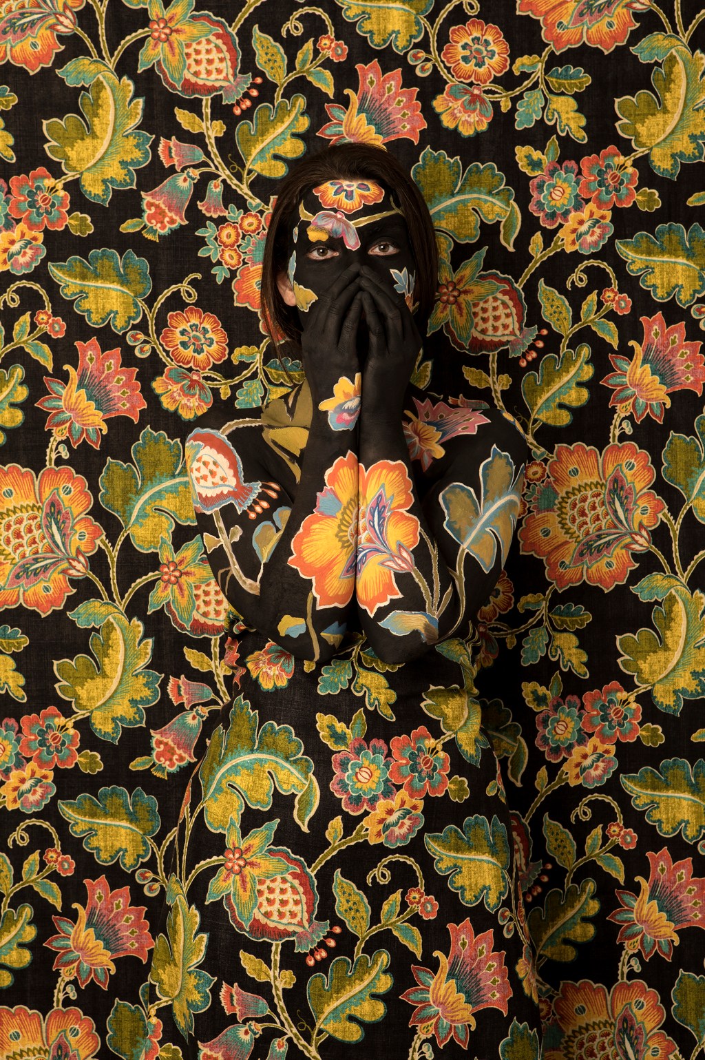 Cecilia Paredes – El Sussurro (2021), Proud South, PC – Li Edelkoort A artista peruana Cecilia Paredes camuflada em estampas na obra El Sussurro (2021), que faz parte do livro Proud South