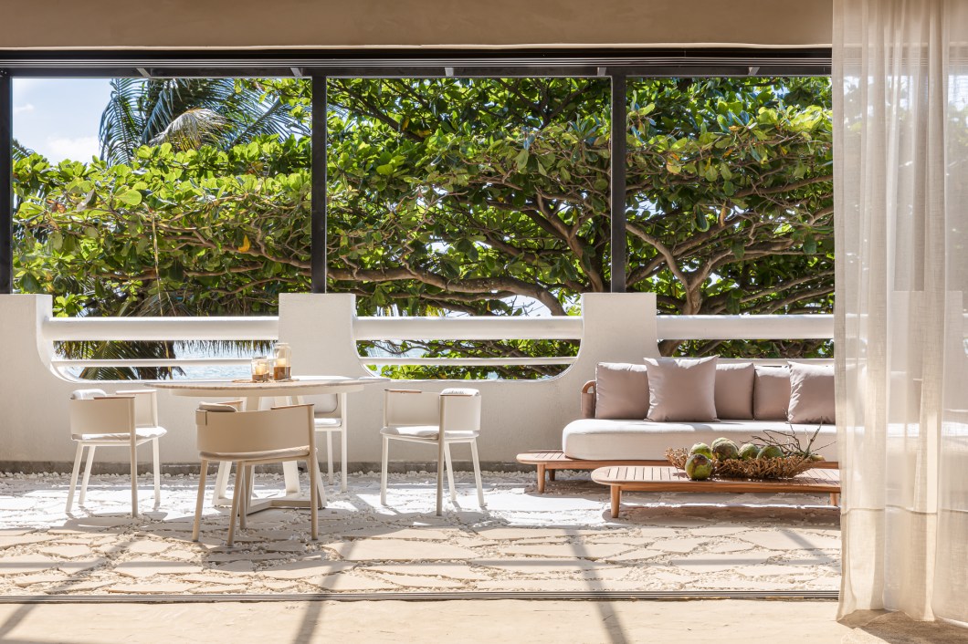 Aline Leivas - Skyline Restaurante. Em sua segunda participação na CASACOR, a profissional tem o propósito de assinar um ambiente funcional. O espaço é dinâmico, inovador e harmônico com a belíssima paisagem da baía de Vitória. O Skyline Restaurante é uma celebração a uma das maiores riquezas da cultura italiana: a gastronomia, recheada de produtos sazonais, frescor, temperos e pura paixão, tudo presente no menu criado especialmente para a CASACOR pelo chef Daniel Castro. O dolce far niente ou a “doçura de não fazer nada” está nesse espaço, que é um verdadeiro convite a desfrutar a vida com prazer, relaxando e saboreando de boas companhias e de bons pratos. Aline Leivas - Skyline Restaurante. Em sua segunda participação na CASACOR, a profissional tem o propósito de assinar um ambiente funcional. O espaço é dinâmico, inovador e harmônico com a belíssima paisagem da baía de Vitória. O Skyline Restaurante é uma celebração a uma das maiores riquezas da cultura italiana: a gastronomia, recheada de produtos sazonais, frescor, temperos e pura paixão, tudo presente no menu criado especialmente para a CASACOR pelo chef Daniel Castro. O dolce far niente ou a “doçura de não fazer nada” está nesse espaço, que é um verdadeiro convite a desfrutar a vida com prazer, relaxando e saboreando de boas companhias e de bons pratos.