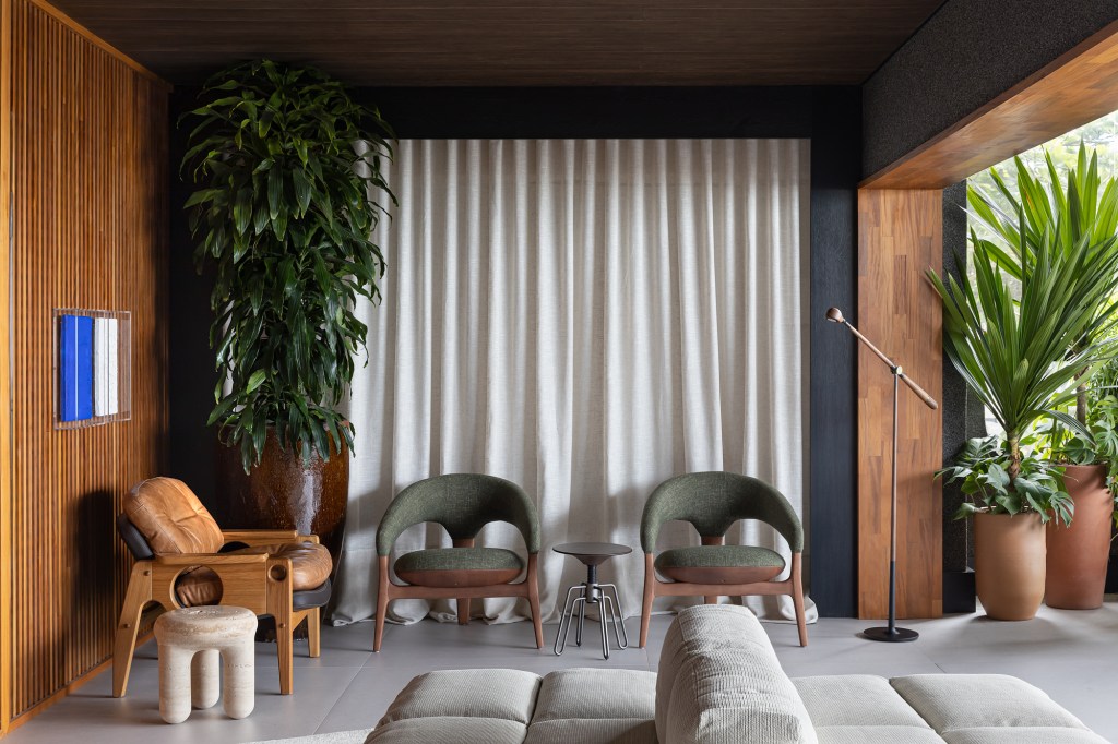 Mobiliário brasileiro e carpintaria ganham destaque no Loft Deca