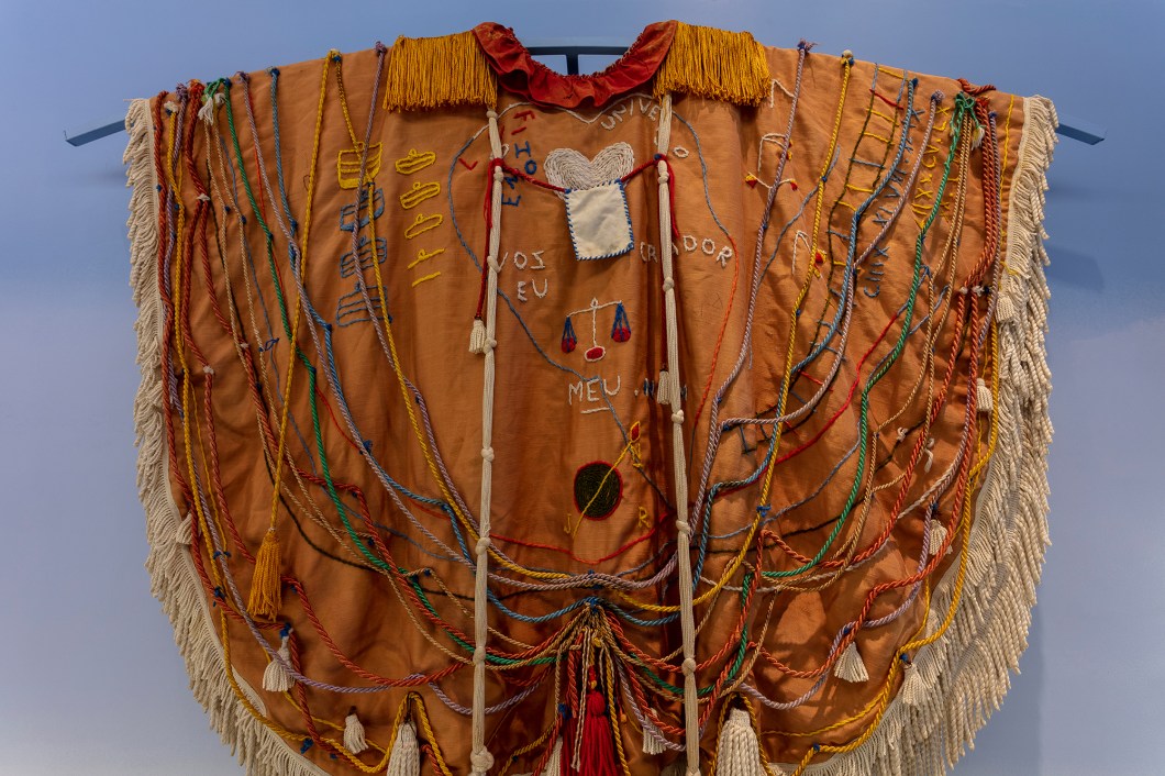 Elissandro Matos - Galeria de Arte - "A Arte que Cura". <span>A Galeria intitulada “A Arte que Cura”, assinada pelo arquiteto Elissandro Matos, faz uma homenagem ao artista plástico Arthur Bispo do Rosário, sergipano de Japaratuba que é referência nacional e internacional em diversos segmentos das artes. De forma consciente e consistente, artistas plásticos foram convidados a representar um pouco do mundo desse artista multifacetado e o resultado não poderia ser diferente: uma explosão de cores e texturas que toca o coração. Tons em azuis foram usados como tela de fundo porque para o artista a áurea dele era "Azul" como seu mundo.</span> Elissandro Matos - Galeria de Arte - "A Arte que Cura". <span>A Galeria intitulada “A Arte que Cura”, assinada pelo arquiteto Elissandro Matos, faz uma homenagem ao artista plástico Arthur Bispo do Rosário, sergipano de Japaratuba que é referência nacional e internacional em diversos segmentos das artes. De forma consciente e consistente, artistas plásticos foram convidados a representar um pouco do mundo desse artista multifacetado e o resultado não poderia ser diferente: uma explosão de cores e texturas que toca o coração. Tons em azuis foram usados como tela de fundo porque para o artista a áurea dele era "Azul" como seu mundo.</span>
