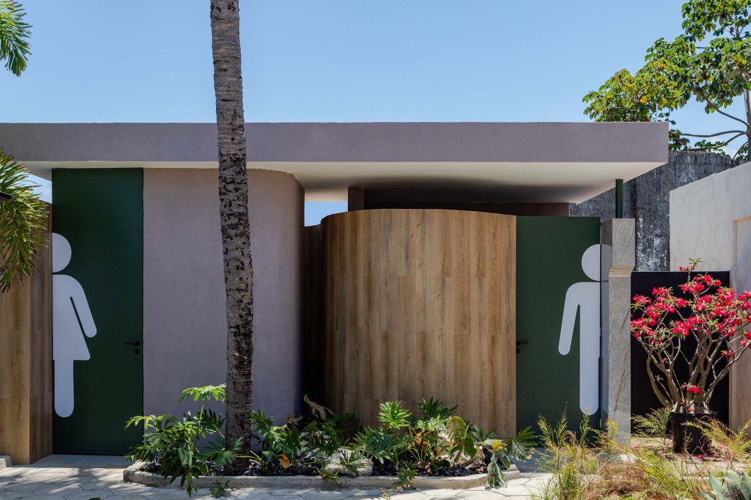 Eric Lima Escope Projetos - Sinfonia Biótica. <span>No projeto “Sinfonia Biótica”, o arquiteto Eric Lima busca criar um espaço inspirador, no qual os indivíduos possam se sentir envoltos pela natureza, estimulando os sentidos e criando um equilíbrio perfeito entre o ambiente construído e o ambiente natural, promovendo uma experiência de fusão com o meio ambiente. A combinação dos poucos ângulos retos, dos elementos espelhados e rebatidos, do painel orgânico, do design biofílico e das lacunas planejadas resulta em uma arquitetura que proporciona uma conexão profunda com a natureza, enriquecendo a experiência dos ocupantes e promovendo seu bem-estar.</span> Eric Lima Escope Projetos - Sinfonia Biótica. <span>No projeto “Sinfonia Biótica”, o arquiteto Eric Lima busca criar um espaço inspirador, no qual os indivíduos possam se sentir envoltos pela natureza, estimulando os sentidos e criando um equilíbrio perfeito entre o ambiente construído e o ambiente natural, promovendo uma experiência de fusão com o meio ambiente. A combinação dos poucos ângulos retos, dos elementos espelhados e rebatidos, do painel orgânico, do design biofílico e das lacunas planejadas resulta em uma arquitetura que proporciona uma conexão profunda com a natureza, enriquecendo a experiência dos ocupantes e promovendo seu bem-estar.</span>