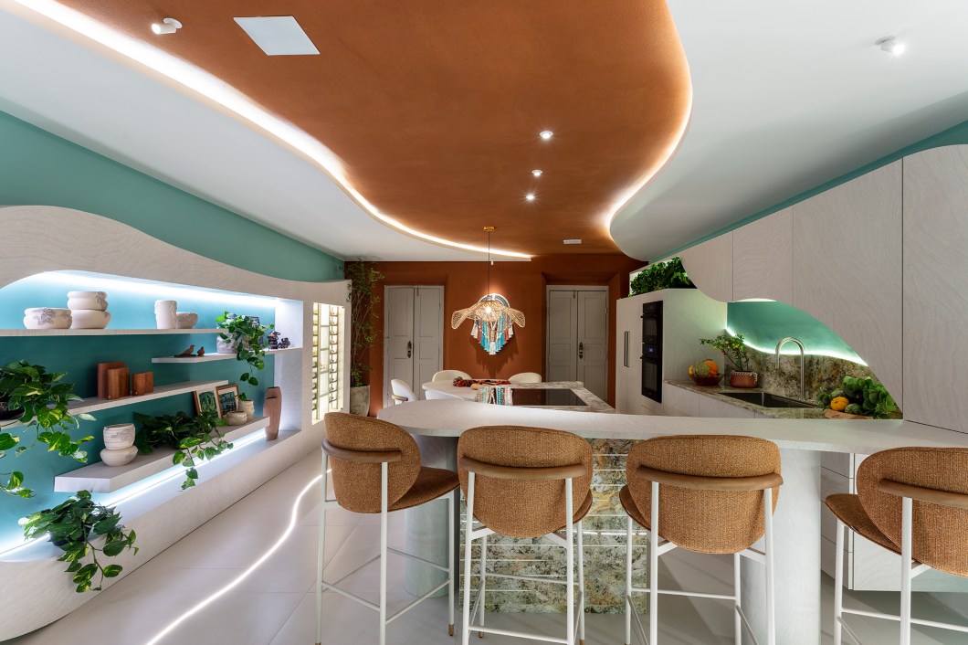 Gleide Belfort - Cozinha em Poesia. <span>As paisagens naturais das lagoas, em meio às dunas dos Lençóis Maranhenses, inspiram a cozinha funcional assinada pela designer de interiores Gleide Belfort. O momento e a fluidez do corpo feminino, em simbiose com aquela natureza, desenham o projeto numa atmosfera mais afetiva e poética. Cerâmicas de Ana Caru, sementes e um lindo cocar de Paula Angotti Magnino nos conectam com a nossa natureza ancestral que nos reúne ao redor do fogo numa celebração de quem somos enquanto corpo, mente, alma e coração.</span> Gleide Belfort - Cozinha em Poesia. <span>As paisagens naturais das lagoas, em meio às dunas dos Lençóis Maranhenses, inspiram a cozinha funcional assinada pela designer de interiores Gleide Belfort. O momento e a fluidez do corpo feminino, em simbiose com aquela natureza, desenham o projeto numa atmosfera mais afetiva e poética. Cerâmicas de Ana Caru, sementes e um lindo cocar de Paula Angotti Magnino nos conectam com a nossa natureza ancestral que nos reúne ao redor do fogo numa celebração de quem somos enquanto corpo, mente, alma e coração.</span>