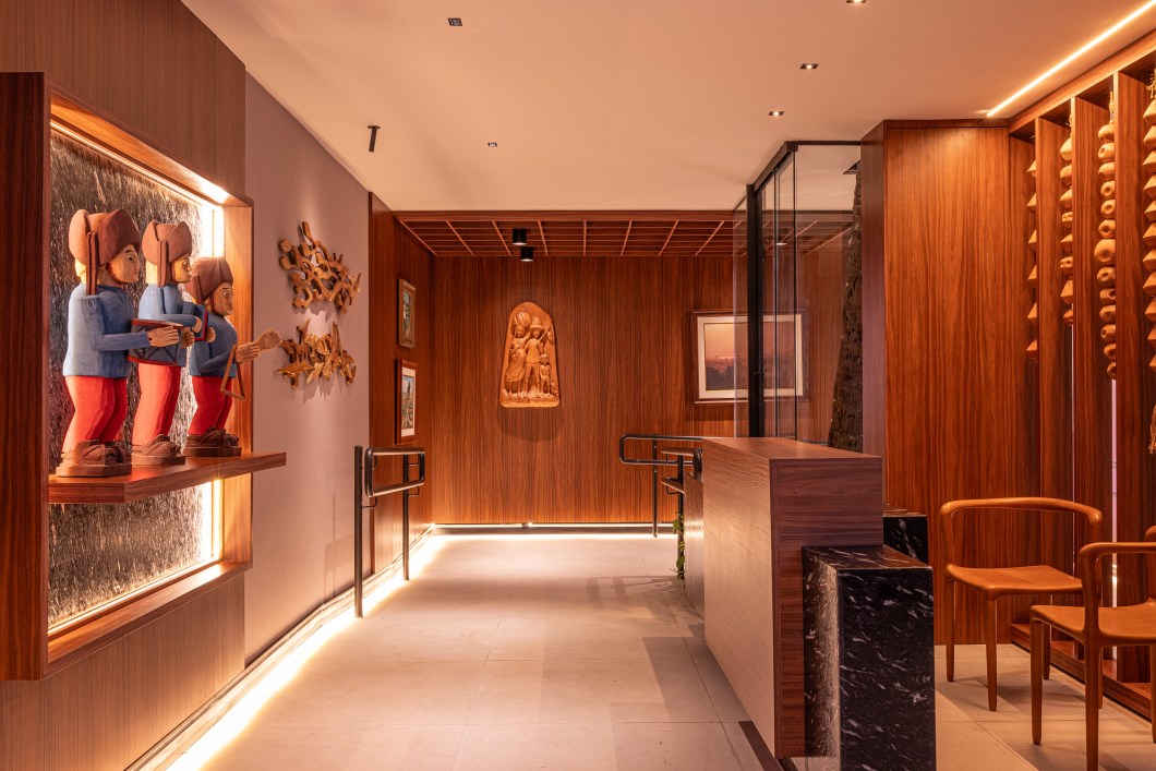 Katia Carvalho - Bilheteria Lounge "Arte que inspira". <span>Projetada para receber os visitantes e lhes dar as boas-vindas à mostra, a Bilheteria Lounge "Arte que Inspira" traz a assinatura da arquiteta Kátia Carvalho e é um verdadeiro reduto das artes, exibindo obras de artistas nordestinos, sobretudo sergipanos, incluindo telas e objetos artísticos que enriquecem a experiência de quem por ali passa e se permite uma pausa para a contemplação e imersão no universo proposto. O mobiliário solto adota linhas orgânicas e tonalidades terrosas em sintonia com o tema Corpo & Morada, no qual a ideia de morar está intrinsecamente ligada ao ato de habitar em si mesmo.</span> Katia Carvalho - Bilheteria Lounge "Arte que inspira". <span>Projetada para receber os visitantes e lhes dar as boas-vindas à mostra, a Bilheteria Lounge "Arte que Inspira" traz a assinatura da arquiteta Kátia Carvalho e é um verdadeiro reduto das artes, exibindo obras de artistas nordestinos, sobretudo sergipanos, incluindo telas e objetos artísticos que enriquecem a experiência de quem por ali passa e se permite uma pausa para a contemplação e imersão no universo proposto. O mobiliário solto adota linhas orgânicas e tonalidades terrosas em sintonia com o tema Corpo & Morada, no qual a ideia de morar está intrinsecamente ligada ao ato de habitar em si mesmo.</span>