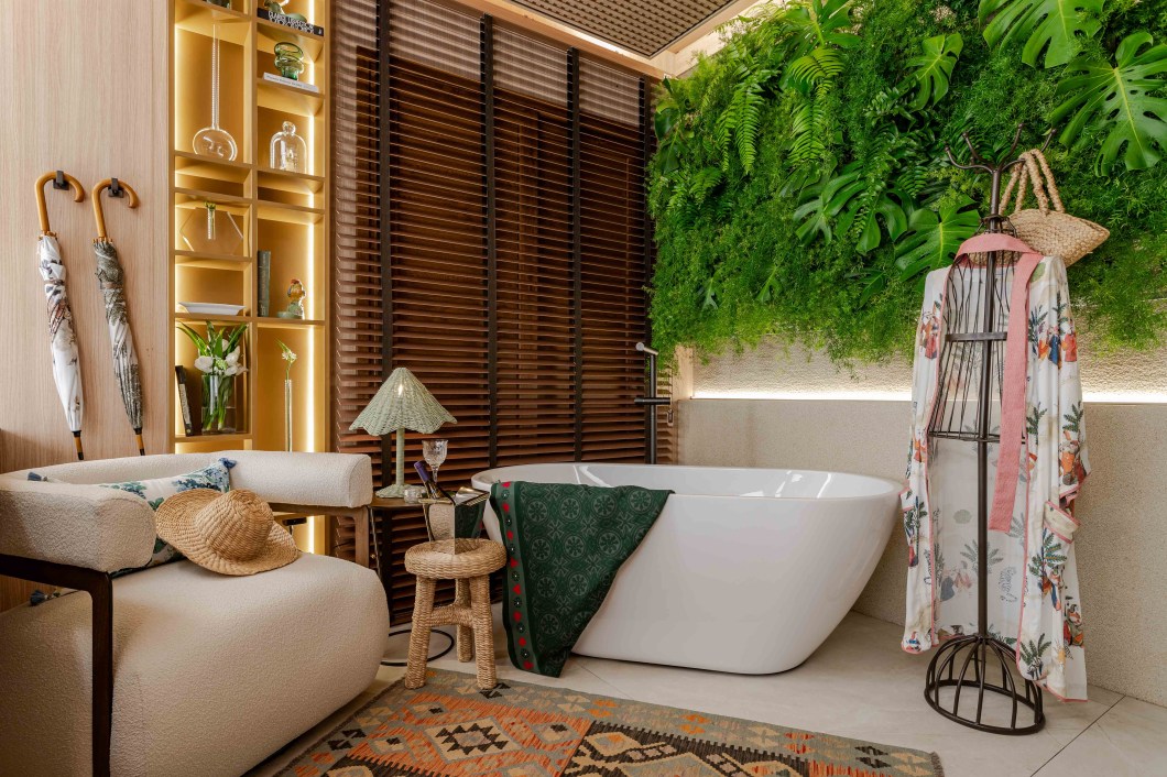 Ligia Correia - Banho e Spa. <span>O projeto está ambientado numa atmosfera revestida de claros painéis de madeira, onde a elegância e a tranquilidade norteiam o ar aconchegante do espaço. A banheira encontra-se posicionada estrategicamente para um janelão com vista para o jardim e uma linda pedra de verde Guatemala pontua de forma imponente a bancada que dá apoio ao espelho iluminado.</span> Ligia Correia - Banho e Spa. <span>O projeto está ambientado numa atmosfera revestida de claros painéis de madeira, onde a elegância e a tranquilidade norteiam o ar aconchegante do espaço. A banheira encontra-se posicionada estrategicamente para um janelão com vista para o jardim e uma linda pedra de verde Guatemala pontua de forma imponente a bancada que dá apoio ao espelho iluminado.</span>