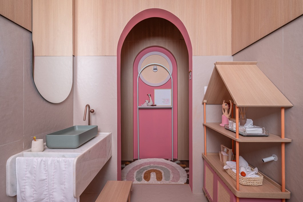 Lu Guedes Interiores - Banho e Afeto. <span>Contato pele a pele, ver a água escorrer, brincar com bolhas, sentir cheiros suaves e, o mais importante, o toque. O espaço Banho e Afeto, idealizado pela designer de interiores Lu Guedes, traz uma proposta afetiva e lúdica, ressignificando o tradicional banho do bebê e transformando-o em uma oportunidade de criar memórias. Para isso, são utilizados elementos naturais, sem excessos e com valorização do artesanal. Tudo escolhido intencionalmente para proporcionar uma experiência sensorial e conferir ao ambiente um visual leve, elegante, aconchegante e convidativo, desde a entrada pelo hall.</span> Lu Guedes Interiores - Banho e Afeto. <span>Contato pele a pele, ver a água escorrer, brincar com bolhas, sentir cheiros suaves e, o mais importante, o toque. O espaço Banho e Afeto, idealizado pela designer de interiores Lu Guedes, traz uma proposta afetiva e lúdica, ressignificando o tradicional banho do bebê e transformando-o em uma oportunidade de criar memórias. Para isso, são utilizados elementos naturais, sem excessos e com valorização do artesanal. Tudo escolhido intencionalmente para proporcionar uma experiência sensorial e conferir ao ambiente um visual leve, elegante, aconchegante e convidativo, desde a entrada pelo hall.</span>