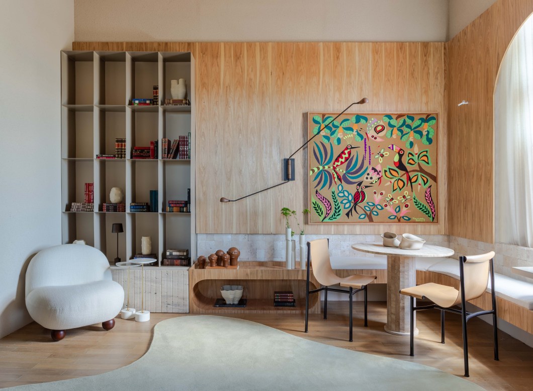 Marcos Brito - Estar-Office do Leitor. <span>O projeto é um espaço flexível, com personalidade e, acima de tudo, com identidade e conforto. É um ambiente convidativo a uma pausa para uma leitura e um café em tempos de tanta correria. A paleta de cores em tons neutros foi pensada para que essa atmosfera intimista e acolhedora fosse possível e traz nas matrizes de argila e no tom da madeira freijó essa essência aconchegante e leve tal qual uma pausa para ler um livro. A iluminação natural junto à paleta neutra de cores reforça esse convite delicado e terno de calma, simplicidade e beleza.</span> Marcos Brito - Estar-Office do Leitor. <span>O projeto é um espaço flexível, com personalidade e, acima de tudo, com identidade e conforto. É um ambiente convidativo a uma pausa para uma leitura e um café em tempos de tanta correria. A paleta de cores em tons neutros foi pensada para que essa atmosfera intimista e acolhedora fosse possível e traz nas matrizes de argila e no tom da madeira freijó essa essência aconchegante e leve tal qual uma pausa para ler um livro. A iluminação natural junto à paleta neutra de cores reforça esse convite delicado e terno de calma, simplicidade e beleza.</span>