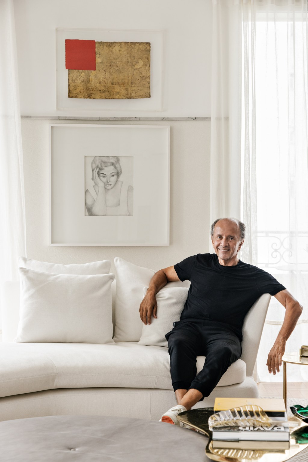 O arquiteto DAVID BASTOS em seu apartamento em Copacabana, no Rio de Janeiro _ foto 1 David Bastos em seu novo apartamento em Copacabana.