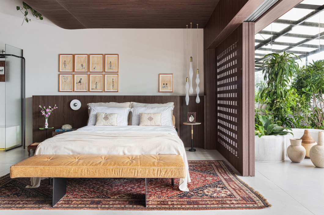 Ximene Villar - Loft Corpo e Morada. Veterana na CASACOR ES, assinando ambientes desde 2016, a arquiteta Ximene Villar assina o Loft Corpo e Morada com harmoniosa integração entre os espaços, criando uma atmosfera de conexão entre o ser humano e o seu espaço de habitação. Nele, o corpo é abraçado pela suavidade do ambiente, projetado para estimular os sentidos e promover o bem-estar físico e mental. Em 113 m², a arquiteta explora a interação entre os elementos orgânicos e os materiais naturais, como o requinte da rocha natural, o aconchego da madeira e o paisagismo com plantas brasileiras. Destaque para a poltrona Vivi de Sérgio Rodrigues e a presença de obras de arte de nomes como José Bechara, Manfredo de Souzanetto e Mai-Britt Wolthers. Ximene Villar - Loft Corpo e Morada. Veterana na CASACOR ES, assinando ambientes desde 2016, a arquiteta Ximene Villar assina o Loft Corpo e Morada com harmoniosa integração entre os espaços, criando uma atmosfera de conexão entre o ser humano e o seu espaço de habitação. Nele, o corpo é abraçado pela suavidade do ambiente, projetado para estimular os sentidos e promover o bem-estar físico e mental. Em 113 m², a arquiteta explora a interação entre os elementos orgânicos e os materiais naturais, como o requinte da rocha natural, o aconchego da madeira e o paisagismo com plantas brasileiras. Destaque para a poltrona Vivi de Sérgio Rodrigues e a presença de obras de arte de nomes como José Bechara, Manfredo de Souzanetto e Mai-Britt Wolthers.