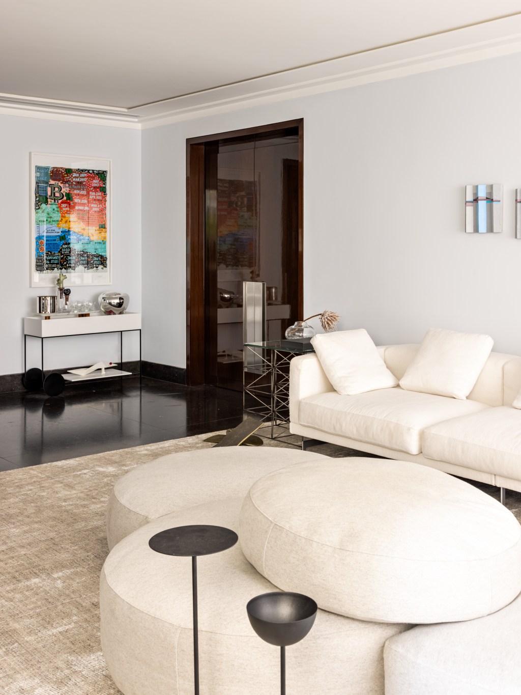 apartamento-550-m2-cabine-dj-living-navarro-arquitetura-credito-fran-parente (33) Apartamento de 550 m² ganha espaço para cabine de DJ no living. Projeto de Navarro Arquitetura. Na foto, sala com sofa ilha e quadros.