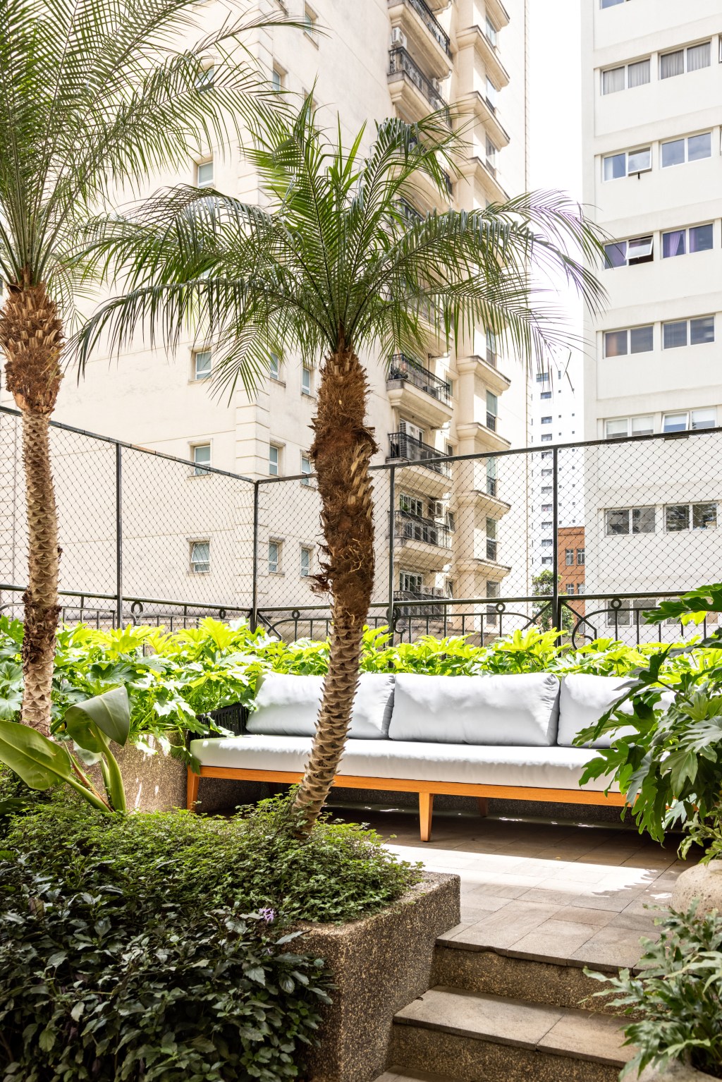 apartamento-550-m2-cabine-dj-living-navarro-arquitetura-credito-fran-parente (6) Apartamento de 550 m² ganha espaço para cabine de DJ no living. Projeto de Navarro Arquitetura. Na foto, varanda com banco e plantas.