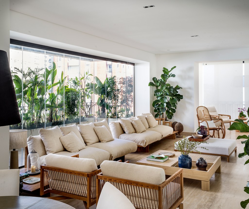 paola-ribeiro-apartamento-810-m2-repleto-arte-credito-romulo-fialdini (17) Paola Ribeiro assina apartamento de 810 m² repleto de arte. Na foto, sala dealmoço e varanda com plantas e quadros.