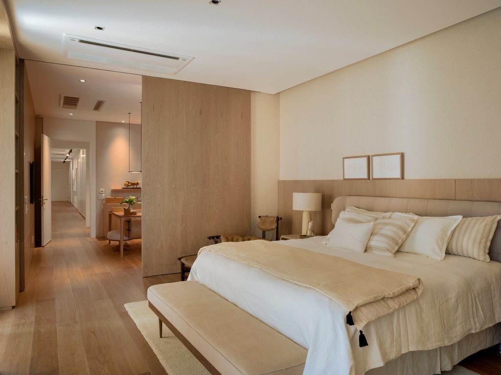 paola-ribeiro-apartamento-810-m2-repleto-arte-credito-romulo-fialdini (23) Paola Ribeiro assina apartamento de 810 m² repleto de arte. Na foto, quarto de casal com parede de madeira.