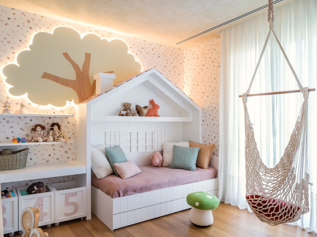 paola-ribeiro-apartamento-810-m2-repleto-arte-credito-romulo-fialdini (28) Paola Ribeiro assina apartamento de 810 m² repleto de arte. Na foto, quarto infantil com árvore iluminada e cama em formato de casinha.