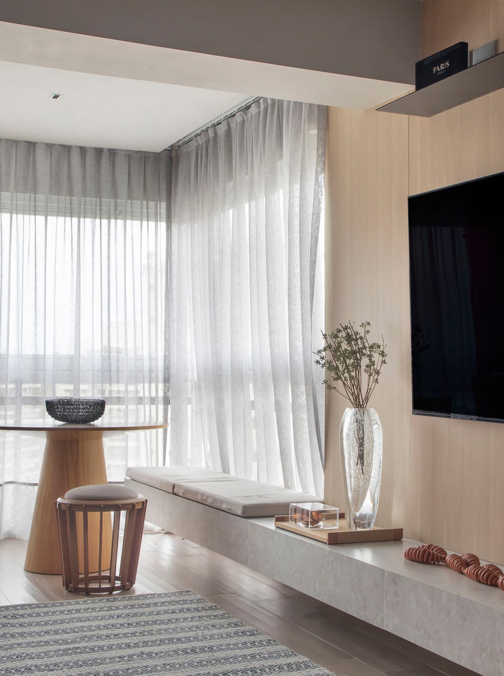 preto-terracota-decor-apartamento-masculino-110-m2-up3-arquitetura-credito-denilson-machado (6) Preto e terracota marcam o décor deste apartamento masculino de 110 m². Projeto de Up3 Arquitetura. Na foto, sala com painel de TV de madeira e cortina de linho.