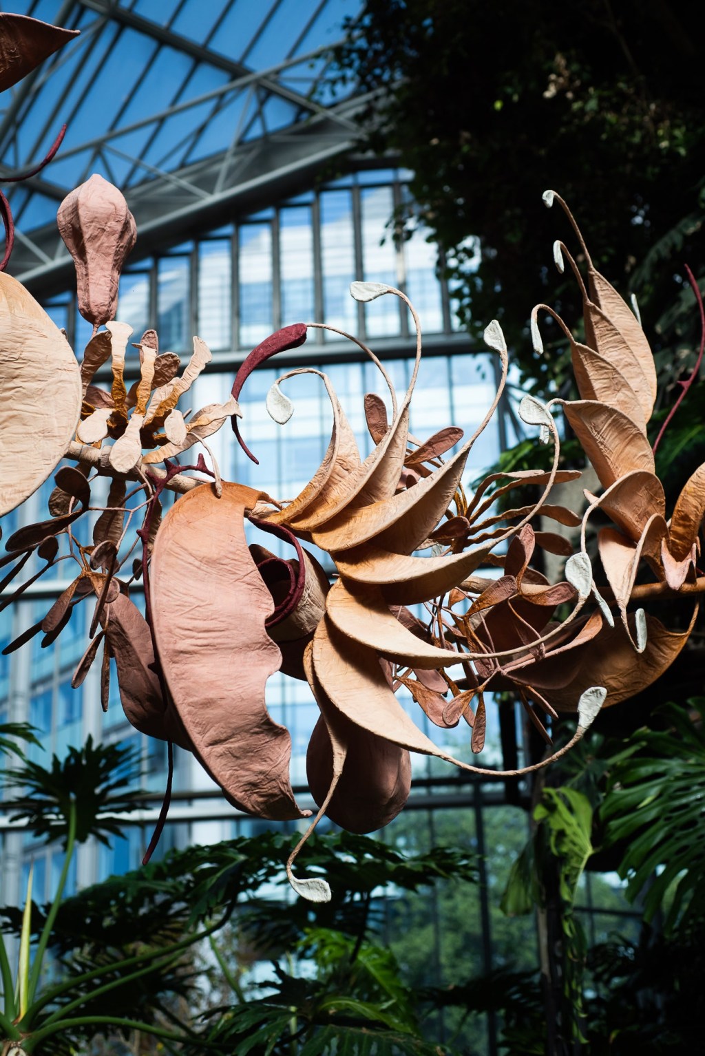 1. Ranjani Shettar, In the thick of the twilight, 2023. Installation view of Ranjani Shettar Cloud songs on the horizon, Barbican Conservatory 2023. C esculturas Ranjani Shettar londres