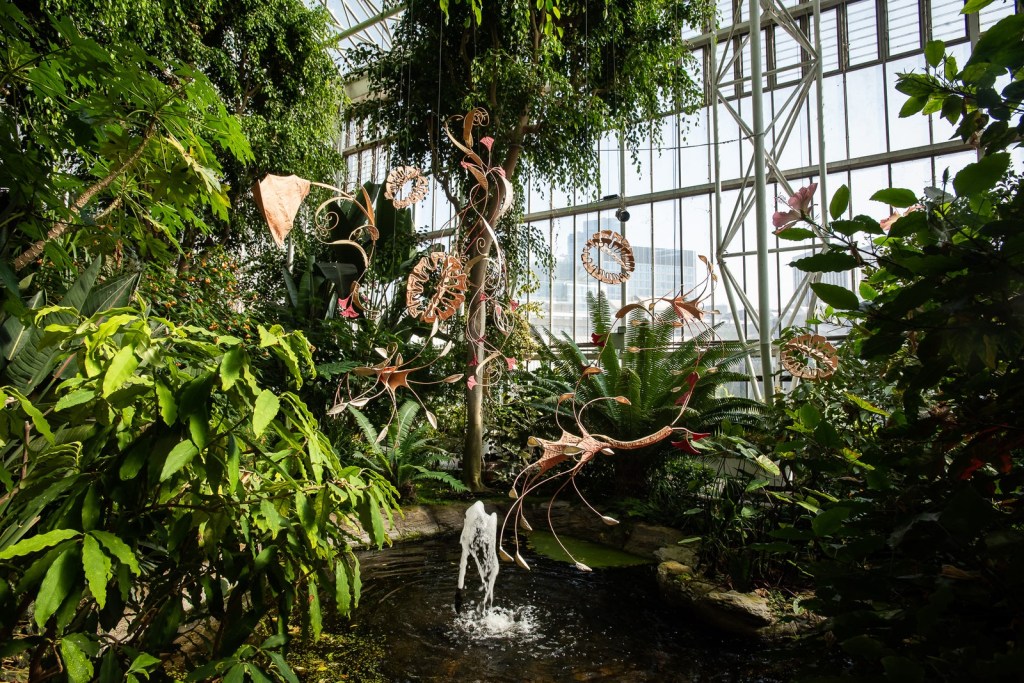 11. Ranjani Shettar_ Cloud songs on the horizon Installation view, Barbican Conservatory 2023 Courtesy Barbican Centre, KNMA, Ranjani Shettar © Max Colson _ Barbican Art Gallery esculturas Ranjani Shettar londres