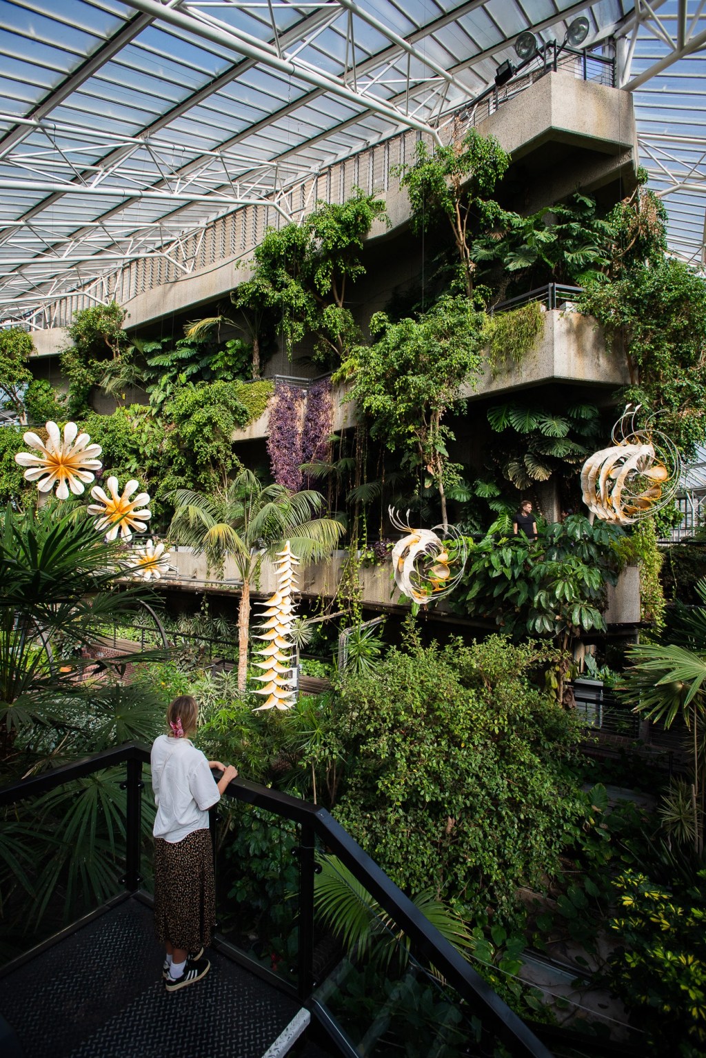 7. Ranjani Shettar, Cloud songs on the horizon, 2023. Installation view of Ranjani Shettar Cloud songs on the horizon, Barbican Conservatory 2023. esculturas Ranjani Shettar londres