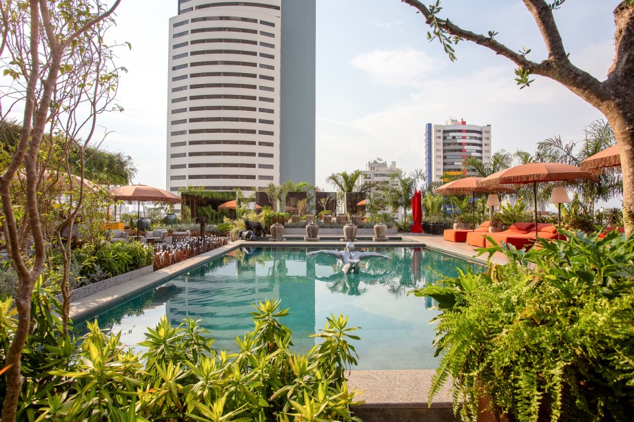 Eduardo Garcia e Vanessa Koehler - Rooftop Sensações. <span>A área da piscina e espaço de eventos têm como mote as sensações de desconexão e conforto. Um projeto de Vanessa Koehler e Eduardo Garcia que celebra a natureza em meio ao centro urbano e resgata a desconexão das rotinas diárias. Com uma proposta de trazer um oásis para uma selva de pedra e fazer com o visitante sinta o conforto e queira permanecer. A escolha de uma paleta natural, com cores vibrantes e tons terrosos contrastam com o cinza de uma capital urbana, o mobiliário tem um papel fundamental no conceito e une a proposta da CASACOR “Corpo e Morada” com a intenção real dos espaços.</span>