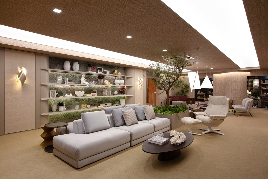 Aline Luccini - Lounge Abbraccio Vitale Natuzzi. Dos campos brancos de algodão e da maciez do tecido nasce um espaço destinado a receber pessoas para trocar ideias, um lounge que alia conforto e sofisticação com design modernos. Tudo isso conectado com a Natuzzi, empresa italiana que adota um design contemporâneo e tecnologia inovadora, em mais de seis décadas de existência, expandindo-se para todo o mundo.O ambiente promove a conexão com o Brasil do agronegócio e o conforto do design italiano NATUZZI: moderno e tecnológico assim como o agro do MT. Aline Luccini - Lounge Abbraccio Vitale Natuzzi. Dos campos brancos de algodão e da maciez do tecido nasce um espaço destinado a receber pessoas para trocar ideias, um lounge que alia conforto e sofisticação com design modernos. Tudo isso conectado com a Natuzzi, empresa italiana que adota um design contemporâneo e tecnologia inovadora, em mais de seis décadas de existência, expandindo-se para todo o mundo.O ambiente promove a conexão com o Brasil do agronegócio e o conforto do design italiano NATUZZI: moderno e tecnológico assim como o agro do MT.