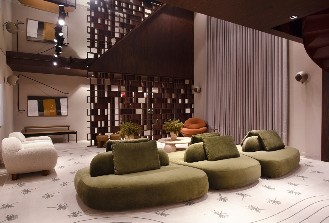 Ana Carolina Gori - Living Bossa Nova. A profissional reúne nesse ambiente o design brasileiro e a contemporaneidade de maneira sútil e sofisticada. A escada helicoidal e a divisória de ambientes na cor Urca, inspirada no Rio de Janeiro, são elementos que, unidos à curadoria de mobiliário icônico - as poltronas Fardos e Esfera, de Ricardo Fasanello - trazem um espetáculo à parte ao ambiente. A lâmina de madeira no acabamento Pau Ferro ressalta a preferência pelo design atemporal. Bossa Nova consiste em fazer algo de maneira simples e original e é dessa maneira que o living é apresentado. Ana Carolina Gori - Living Bossa Nova. A profissional reúne nesse ambiente o design brasileiro e a contemporaneidade de maneira sútil e sofisticada. A escada helicoidal e a divisória de ambientes na cor Urca, inspirada no Rio de Janeiro, são elementos que, unidos à curadoria de mobiliário icônico - as poltronas Fardos e Esfera, de Ricardo Fasanello - trazem um espetáculo à parte ao ambiente. A lâmina de madeira no acabamento Pau Ferro ressalta a preferência pelo design atemporal. Bossa Nova consiste em fazer algo de maneira simples e original e é dessa maneira que o living é apresentado.