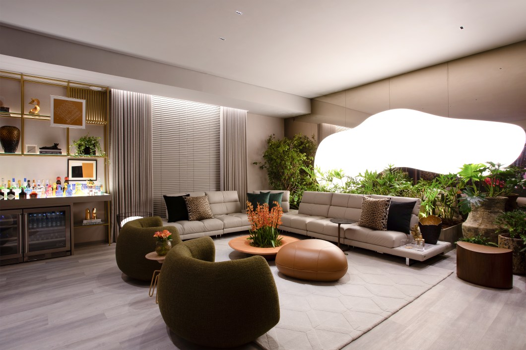 Ana Elise Pereira - Living Gourmet Dolce Vita. O projeto se destaca pela fusão entre tradição e inovação, rusticidade e modernidade. Totalmente automatizado, encanta com soluções tecnológicas de ponta e mobiliário moderno de alta tecnologia. O balcão principal é feito de madeira de demolição envernizada, uma escolha sustentável que contrasta com o mobiliário atual. Um mural da Dolce & Gabanna Casa, o primeiro do Brasil, e uma obra rara de Candido Portinari, de 1945, mostram que tradição e inovação se entrelaçam, criando uma atmosfera única. Ana Elise Pereira - Living Gourmet Dolce Vita. O projeto se destaca pela fusão entre tradição e inovação, rusticidade e modernidade. Totalmente automatizado, encanta com soluções tecnológicas de ponta e mobiliário moderno de alta tecnologia. O balcão principal é feito de madeira de demolição envernizada, uma escolha sustentável que contrasta com o mobiliário atual. Um mural da Dolce & Gabanna Casa, o primeiro do Brasil, e uma obra rara de Candido Portinari, de 1945, mostram que tradição e inovação se entrelaçam, criando uma atmosfera única.