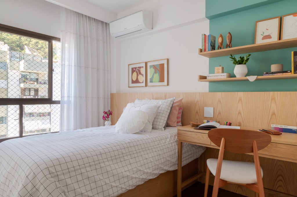 Apartamento de 140 m² ganha charme com paredes azuis e verdes. Projeto de Maia Romeiro Arquitetura. Na foto, quarto com home office e parede verde.