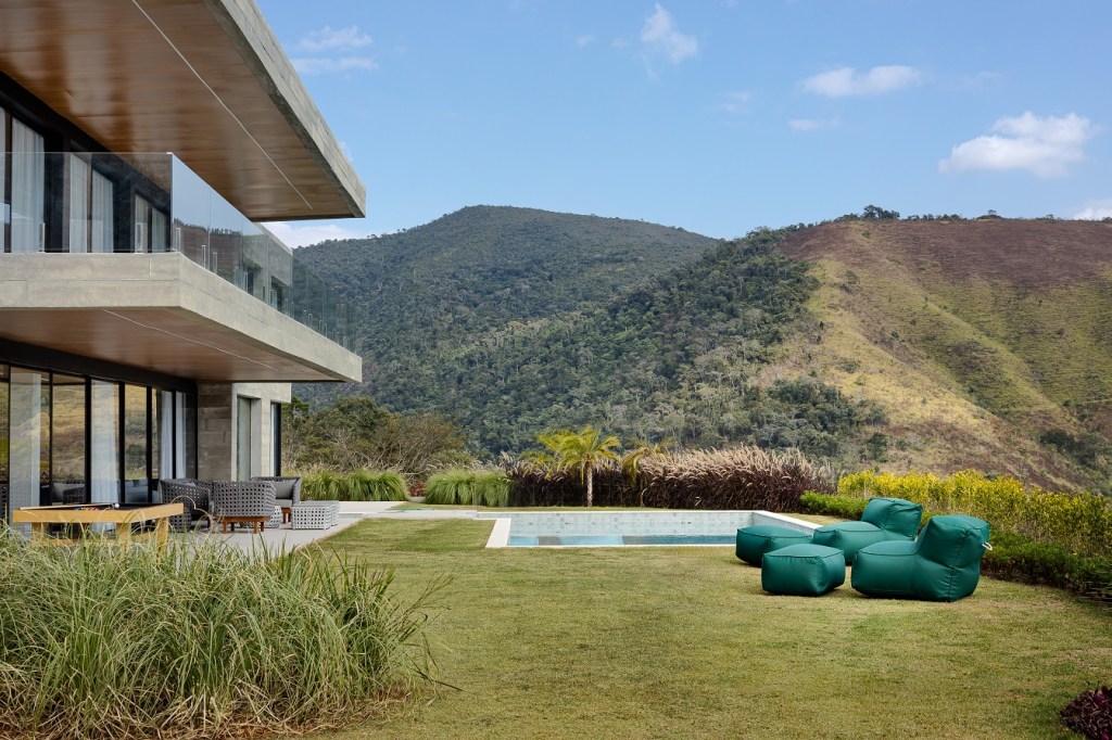 casa-1200-m2-serra-clima-clube-ferias-rafael-mirza-credito-dhani-borges (21) Casa de 1200 m² na serra tem clima de clube de férias. Projeto de Rafael Mirza. Na foto, Na foto, piscina com vista para a montanha.