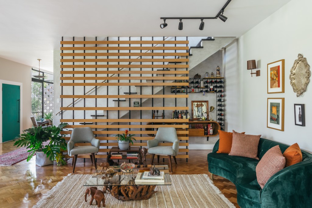 casa-parque-guinle-pecas-familia-decor-contemporaneo-ana-cano-credito-luiza-schreier (12) Casa no Parque Guinle une peças de família e décor contemporâneo. Projeto de Ana Cano. Na foto, sala com brise na escada, adega e quadros.