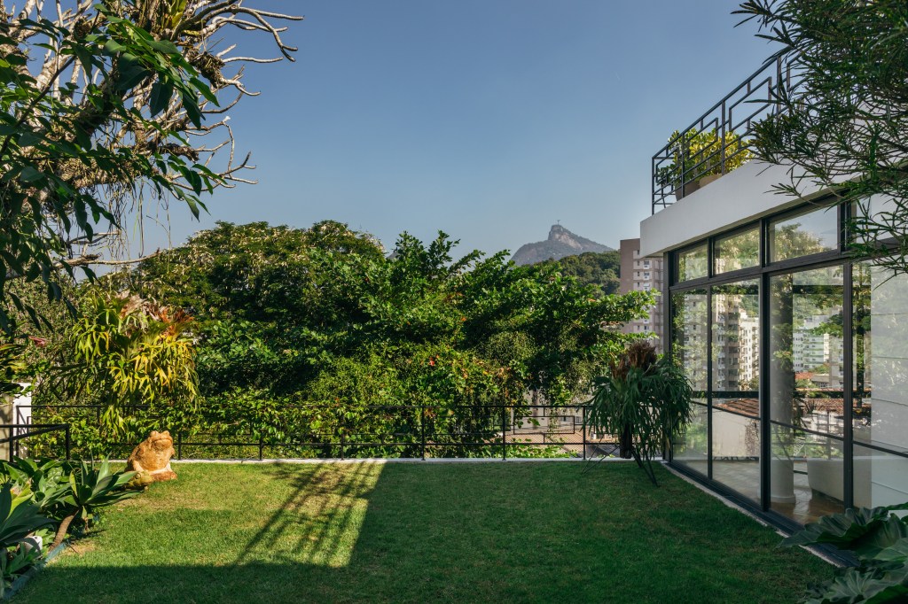 Casa no Parque Guinle une peças de família e décor contemporâneo. Projeto de Ana Cano. Na foto, varanda om vista para o Cristo.