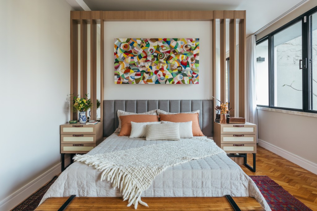 casa-parque-guinle-pecas-familia-decor-contemporaneo-ana-cano-credito-luiza-schreier (26) Casa no Parque Guinle une peças de família e décor contemporâneo. Projeto de Ana Cano. Na foto, quarto de casal com ripado e espelho na cabeceira.