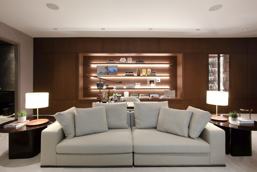 Érika Queiroz - Sala da Família. O projeto é um convite da arquiteta Érika Queiroz para o bem-viver com sofisticação, elegância, tecnologia e inovação. O mix de texturas agradáveis e sensoriais, marcenaria acolhedora e personalizada harmonizam com os móveis de extremo conforto nesse projeto elaborado para que ali todos os momentos sejam de felicidade. O aconchego permeia de forma singular no cotidiano da família e todos aqueles que fazem parte dos momentos únicos ali vividos. Érika Queiroz - Sala da Família. O projeto é um convite da arquiteta Érika Queiroz para o bem-viver com sofisticação, elegância, tecnologia e inovação. O mix de texturas agradáveis e sensoriais, marcenaria acolhedora e personalizada harmonizam com os móveis de extremo conforto nesse projeto elaborado para que ali todos os momentos sejam de felicidade. O aconchego permeia de forma singular no cotidiano da família e todos aqueles que fazem parte dos momentos únicos ali vividos.