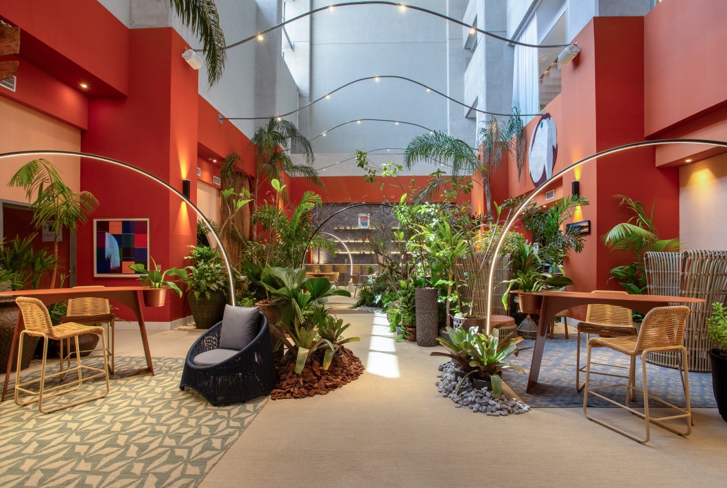 Flávia França - Boutique Café e Praça CASACOR. Este espaço foi projetado para ser um refúgio, local de descanso, estimular a criatividade e nos conectarmos com a natureza. A Praça CASACOR, junto à Boutique Café, proporciona esse momento de conexão consigo mesmo, oferecendo a oportunidade de desfrutar de uma pausa em seu dia, com um design biofílico, texturas variadas e muitas cores, representando a diversidade de vegetação, biomas e culturas de Mato Grosso, onde o pantanal, cerrado e Amazônia se entrelaçam ao lado de peças de arte e fotografias e criam uma atmosfera afetiva e sensorial. Flávia França - Boutique Café e Praça CASACOR. Este espaço foi projetado para ser um refúgio, local de descanso, estimular a criatividade e nos conectarmos com a natureza. A Praça CASACOR, junto à Boutique Café, proporciona esse momento de conexão consigo mesmo, oferecendo a oportunidade de desfrutar de uma pausa em seu dia, com um design biofílico, texturas variadas e muitas cores, representando a diversidade de vegetação, biomas e culturas de Mato Grosso, onde o pantanal, cerrado e Amazônia se entrelaçam ao lado de peças de arte e fotografias e criam uma atmosfera afetiva e sensorial.