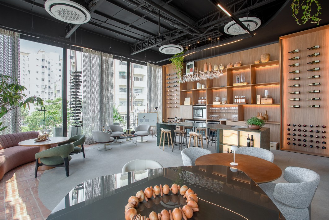 Jessica Candido e Bruno Gabriel - Adega Morar. Um projeto que convida a refletir sobre o Corpo & Morada e como a arquitetura e o design influenciam no nosso bem-estar físico e mental, despertando sensações através dos ambientes. A adega foi inspirada nas antigas mercearias, pontos de comercialização de produtos, de encontros e compartilhamento de histórias. A escolha do material tem a intenção de despertar sentimentos e memórias afetivas. Os profissionais fizeram uso do design biofílico para conectar o ser humano à natureza, promovendo bem-estar e conforto emocional. Jessica Candido e Bruno Gabriel - Adega Morar. Um projeto que convida a refletir sobre o Corpo & Morada e como a arquitetura e o design influenciam no nosso bem-estar físico e mental, despertando sensações através dos ambientes. A adega foi inspirada nas antigas mercearias, pontos de comercialização de produtos, de encontros e compartilhamento de histórias. A escolha do material tem a intenção de despertar sentimentos e memórias afetivas. Os profissionais fizeram uso do design biofílico para conectar o ser humano à natureza, promovendo bem-estar e conforto emocional.
