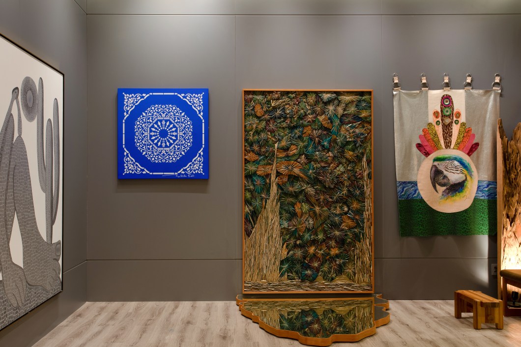 Maria Mendonça e Josy Bumlai - Galeria de Arte Cura Humana. Nos fios coloridos, surgem valores, crenças, hábitos e representações do dia a dia de Limpo Grande, povoado de Várzea Grande que concentra as tecelãs das redes artesanais, famosas por sua beleza e durabilidade. As redes de Limpo Grande estão no espaço Galeria de Arte, mostrando a força dessas mulheres resilientes, que fazem um trabalho manual e perpetuam a tradição, a cultura e a arte dessa região. E é com essa perspectiva que o ambiente foi criado: para mostrar essa arte devolvendo a cada uma das artesãs todo o reconhecimento merecido. Maria Mendonça e Josy Bumlai - Galeria de Arte Cura Humana. Nos fios coloridos, surgem valores, crenças, hábitos e representações do dia a dia de Limpo Grande, povoado de Várzea Grande que concentra as tecelãs das redes artesanais, famosas por sua beleza e durabilidade. As redes de Limpo Grande estão no espaço Galeria de Arte, mostrando a força dessas mulheres resilientes, que fazem um trabalho manual e perpetuam a tradição, a cultura e a arte dessa região. E é com essa perspectiva que o ambiente foi criado: para mostrar essa arte devolvendo a cada uma das artesãs todo o reconhecimento merecido.