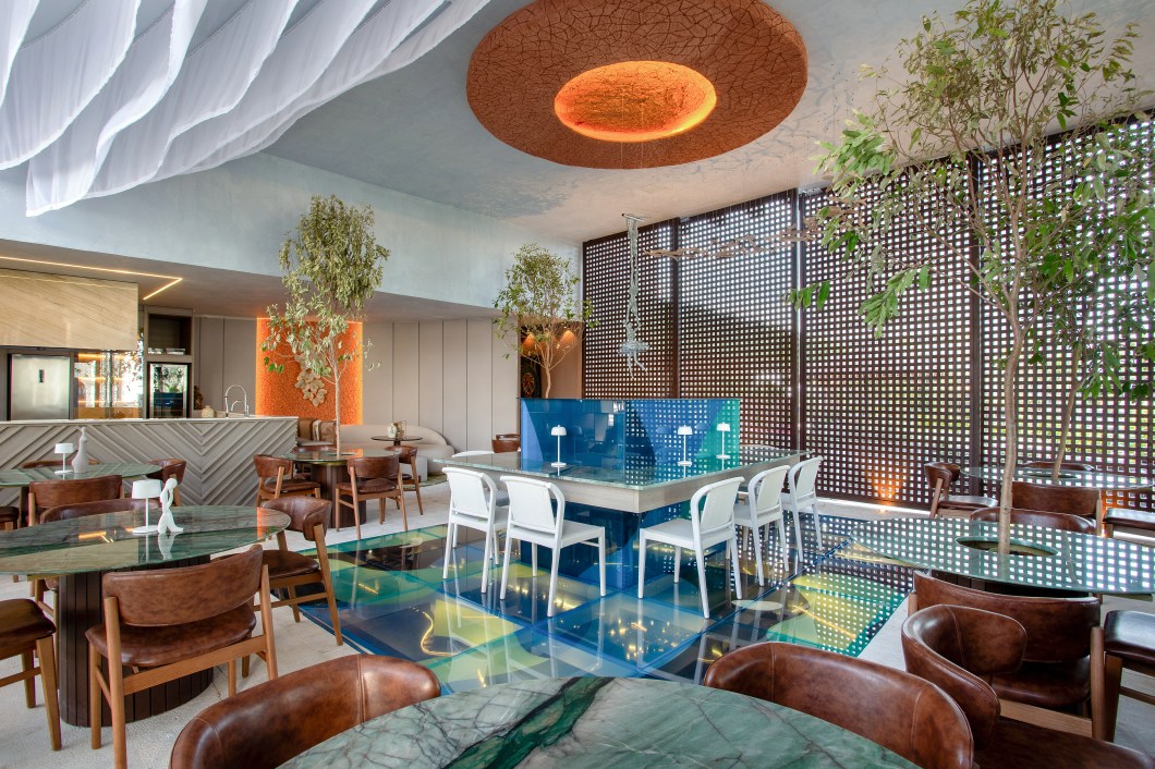 Paulo Magno - Primeira Morada Verso Gastrobar. O ambiente foi planejado para trazer a experiência de uma conexão entre o mundo e o ser humano, mostrando o elo que nos une e uma das maiores dádivas que nos foi dada “o movimento". As texturas e cores foram escolhidas a partir de elementos naturais, como pedras, barro, madeira, couro, circundadas por um vasto paisagismo, conseguindo imprimir a identidade do processo inicial da terra. Um espaço aconchegante e leve, que remete a uma experiência individual. Paulo Magno - Primeira Morada Verso Gastrobar. O ambiente foi planejado para trazer a experiência de uma conexão entre o mundo e o ser humano, mostrando o elo que nos une e uma das maiores dádivas que nos foi dada “o movimento". As texturas e cores foram escolhidas a partir de elementos naturais, como pedras, barro, madeira, couro, circundadas por um vasto paisagismo, conseguindo imprimir a identidade do processo inicial da terra. Um espaço aconchegante e leve, que remete a uma experiência individual.