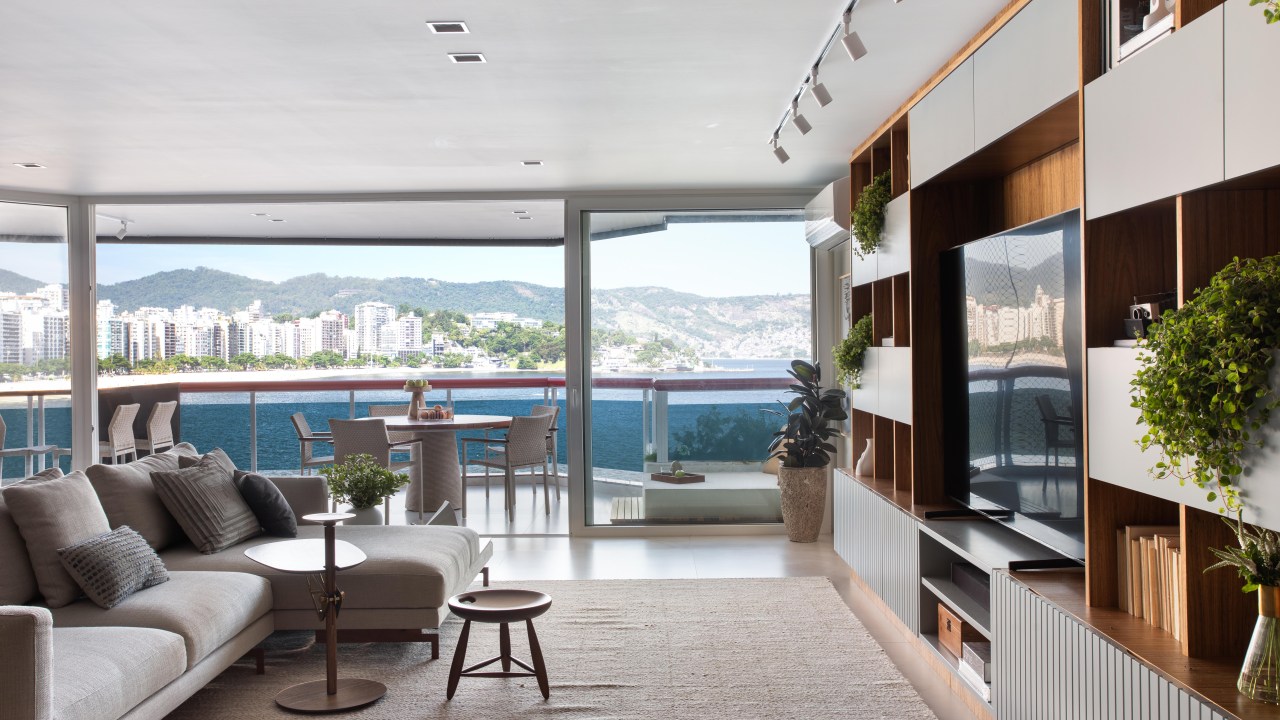 Com vista para o mar, apartamento de 270 m² exalta a arte contemporânea. Projeto de Henrique Ramalho. Na foto, sala com varanda e vista para o mar.