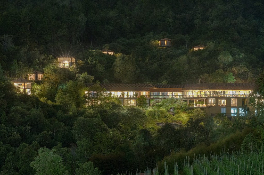 Hotel sustentável na Colômbia é feito com tijolos de terra compactada