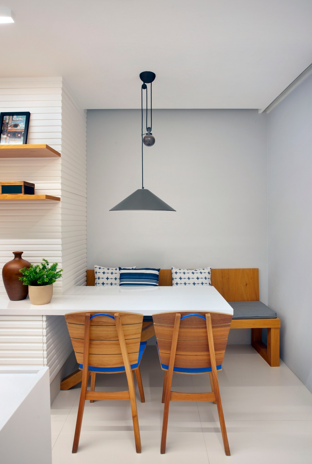 materiais-nobres-paleta-atemporal-marcam-apartamento-280-m2-studio-0210-credito-mca-estudio (1) Materiais nobres e paleta atemporal marcam este apartamento de 280 m². Projeto de Studio 021. Na foto, copa com canto alemão.