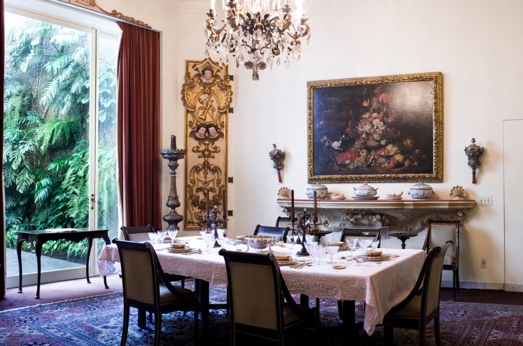 Sala de Jantar Mostra reproduz a mesa dos requintados jantares da Casa Museu Ema Klabin