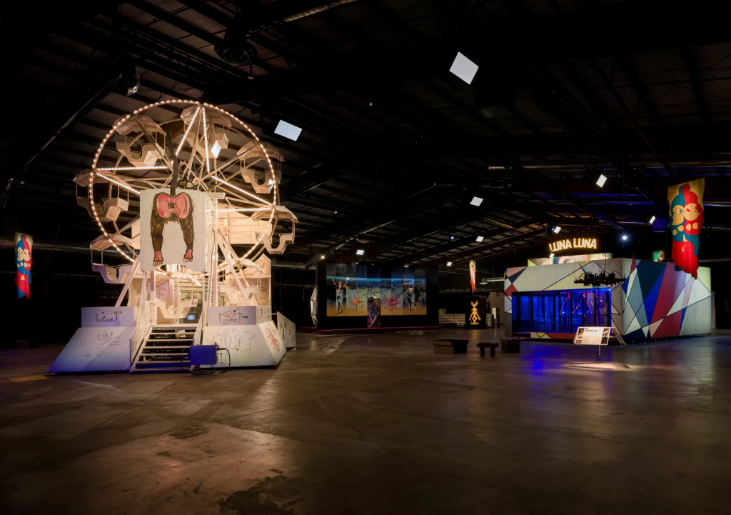 A roda gigante Jean-Michel Basquiat (à esquerda) no parque de diversões de arte Luna Luna