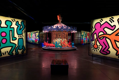 O carrossel Keith Haring no parque de diversões artístico Luna Luna.