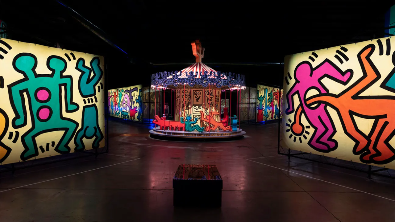 O carrossel Keith Haring no parque de diversões artístico Luna Luna.