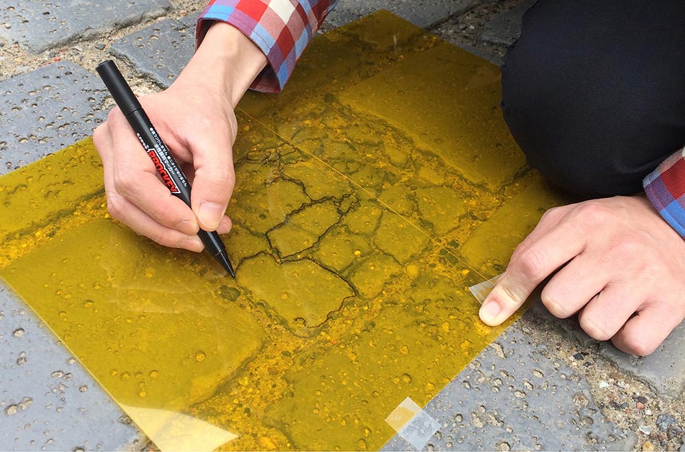 Artista japonês cria esculturas com base nas imperfeições da rua