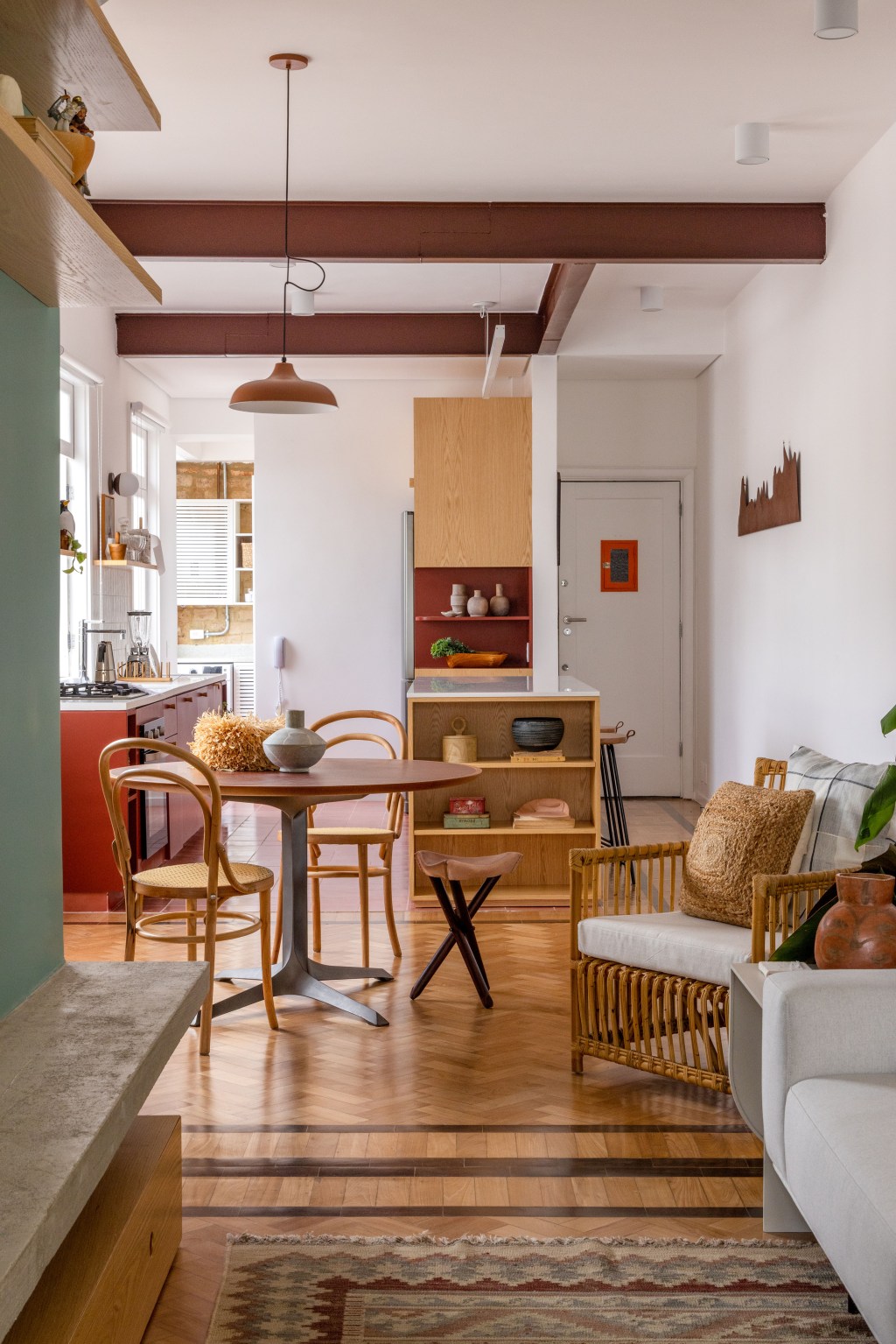 Apê de 90 m² ganha cara de casa com revestimentos charmosos e cores. Projeto Ana Neri. Na foto, cozinha integrada com mesa quadrada e marcenaria terrosa.