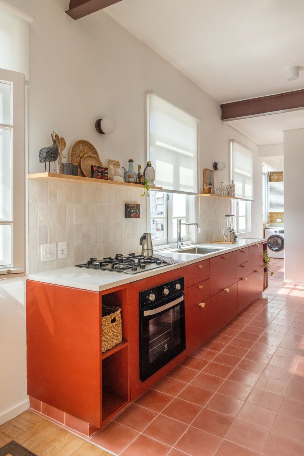 Apê de 90 m² ganha cara de casa com revestimentos charmosos e cores. Projeto Ana Neri. Na foto, cozinha com armários na cor terrosa.
