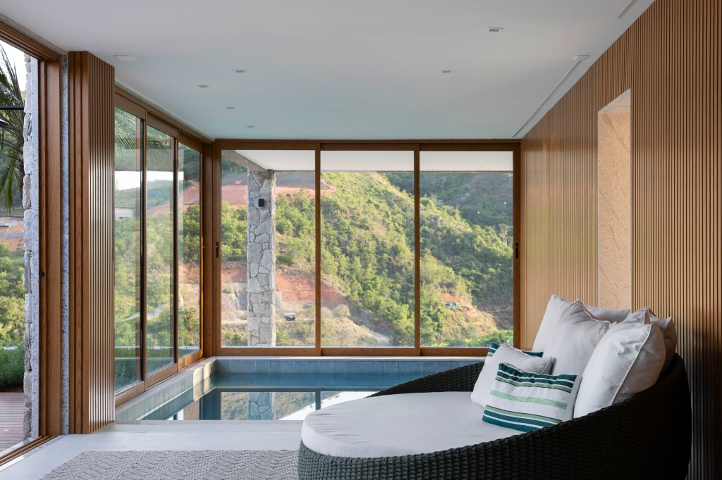 casa-de-campo-800-m2-petropolis-decor-cara-montanha-joao-panaggio-credito-denilson-machado (10) Casa de campo de 800 m² em Petrópolis ganha décor com cara de montanha. Projeto de João Panaggio. Na foto, sauna com poltrona e vista para a serra.