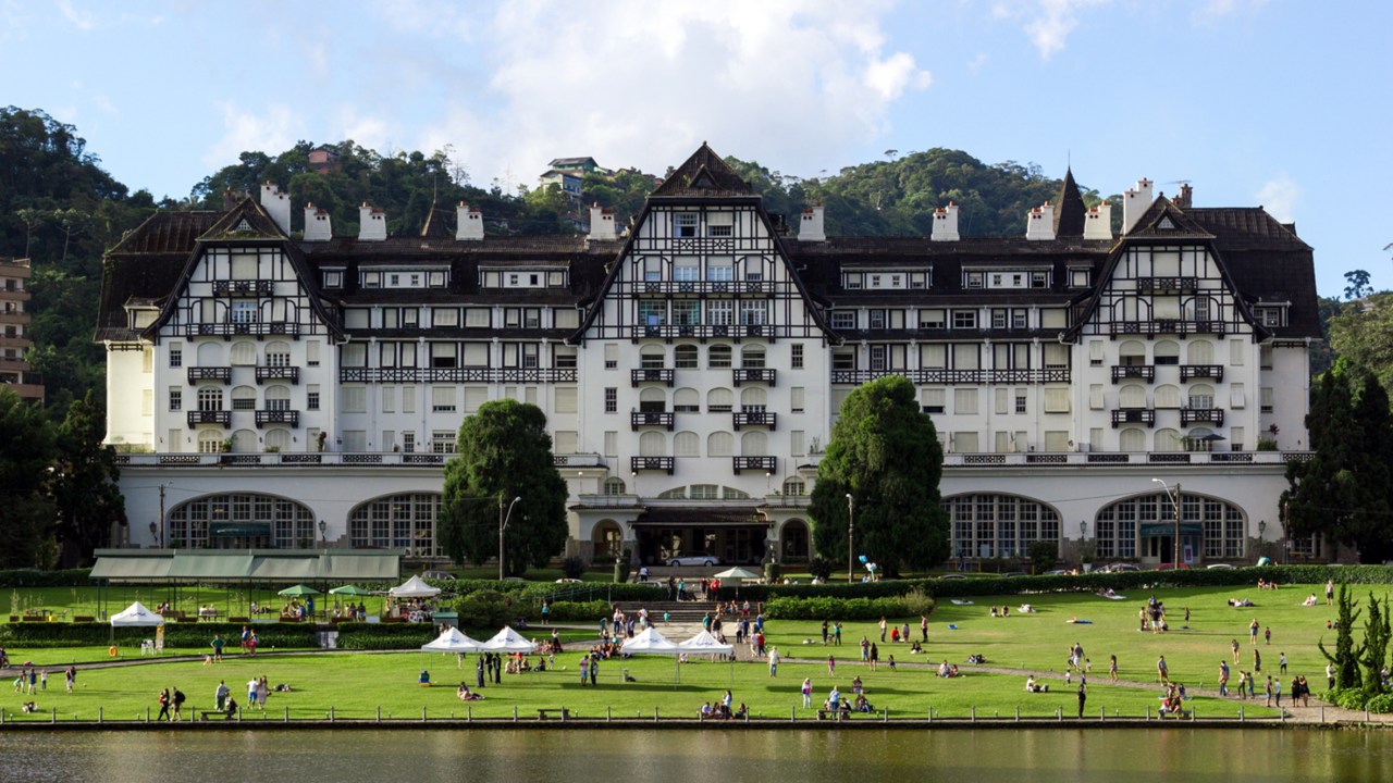 Microapê de 30 m² fica dentro do hotel-cassino Quitandinha, em Petrópolis. Projto de Manoela Fleck. Na foto, fachada do quitandinha.