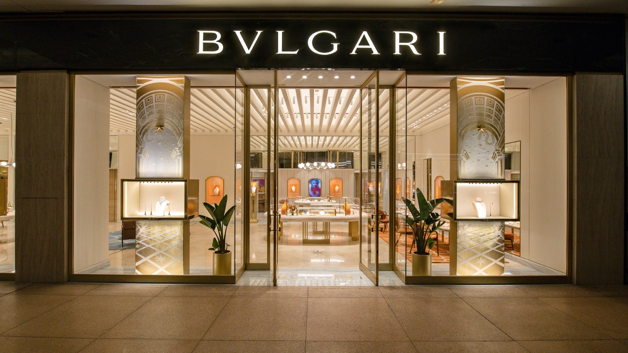 Obras de Andy Warhol e design brasileiro marcam boutique da Bulgari em SP