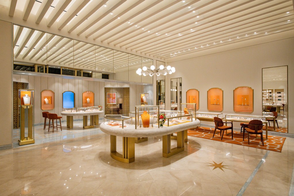 Obras de Andy Warhol e design brasileiro marcam boutique da Bulgari em SP