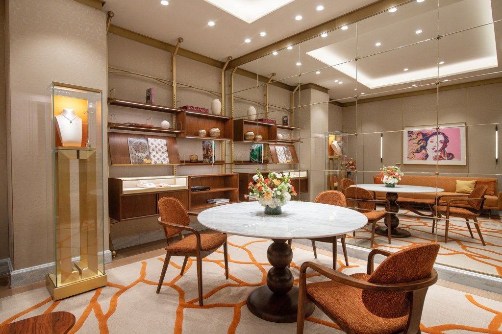 obras-andy-warhol-design-brasileiro-boutique-bulgari-sp-credito-gustavo-scatena (2) Obras de Andy Warhol e design brasileiro marcam boutique da Bulgari em SP